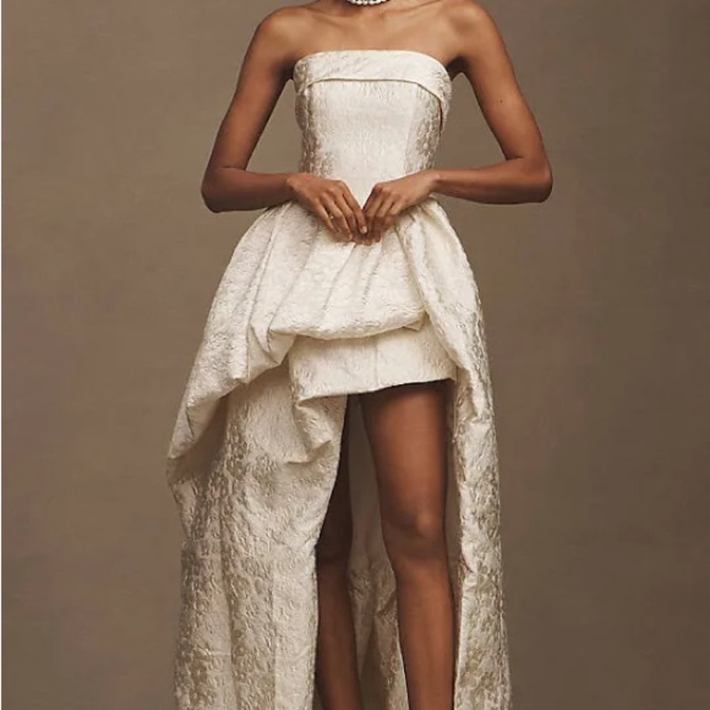 Elliatt Galadirel Dress: Elegant Strapless Cream Dress